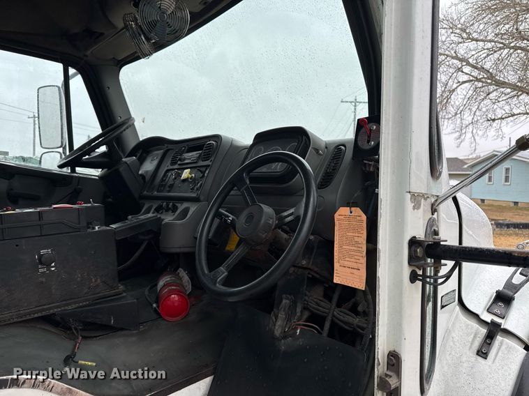 image for item EG7113 2006 Freighltiner Business Class M2 refuse truck