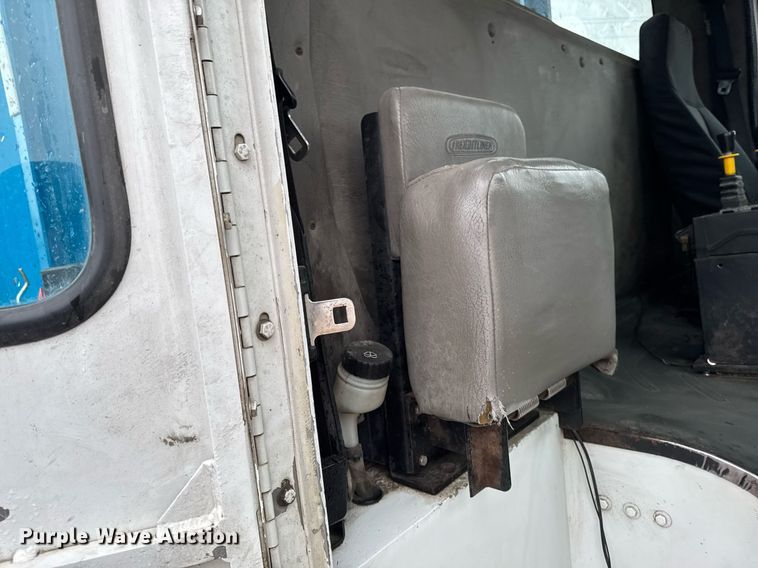 image for item EG7113 2006 Freighltiner Business Class M2 refuse truck