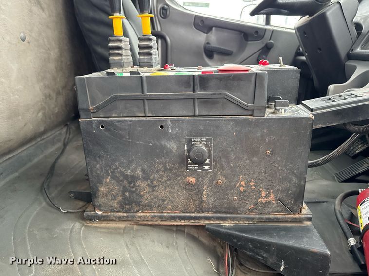 image for item EG7113 2006 Freighltiner Business Class M2 refuse truck