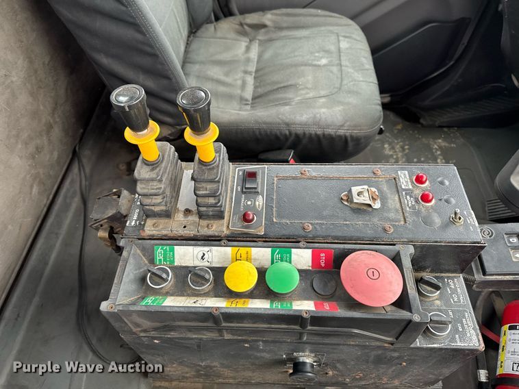 image for item EG7113 2006 Freighltiner Business Class M2 refuse truck