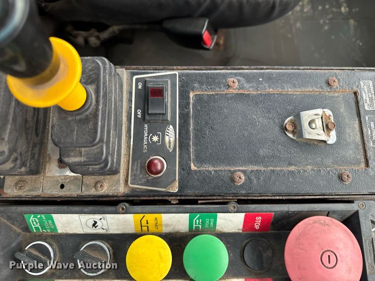 image for item EG7113 2006 Freighltiner Business Class M2 refuse truck