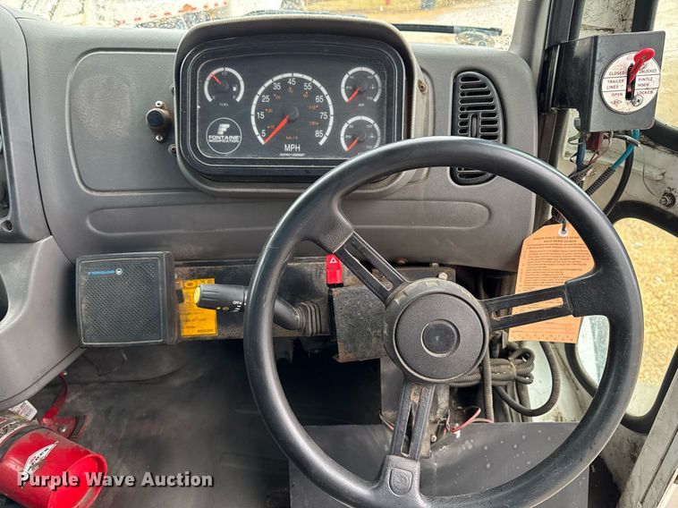 image for item EG7113 2006 Freighltiner Business Class M2 refuse truck