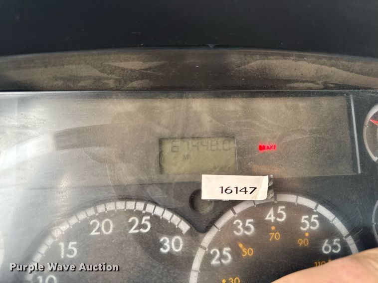 image for item EG7113 2006 Freighltiner Business Class M2 refuse truck