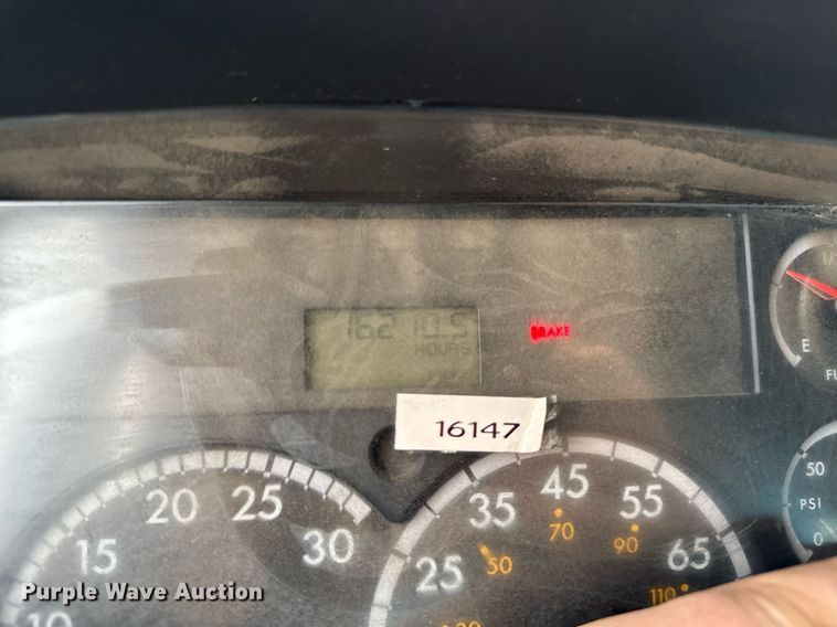 image for item EG7113 2006 Freighltiner Business Class M2 refuse truck