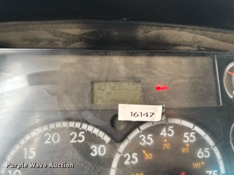 image for item EG7113 2006 Freighltiner Business Class M2 refuse truck