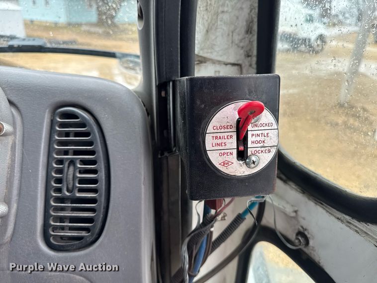 image for item EG7113 2006 Freighltiner Business Class M2 refuse truck