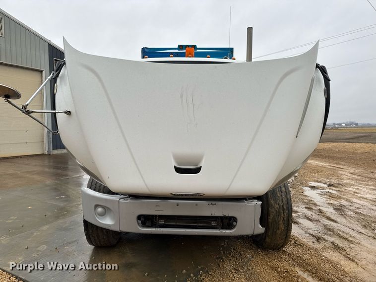 image for item EG7113 2006 Freighltiner Business Class M2 refuse truck