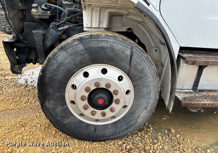 image for item EG7113 2006 Freighltiner Business Class M2 refuse truck