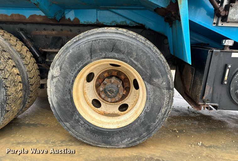 image for item EG7113 2006 Freighltiner Business Class M2 refuse truck