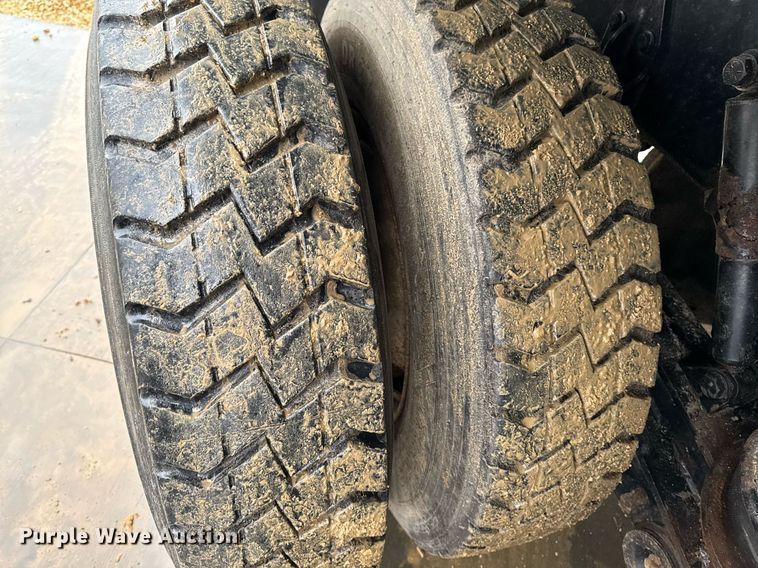 image for item EG7113 2006 Freighltiner Business Class M2 refuse truck