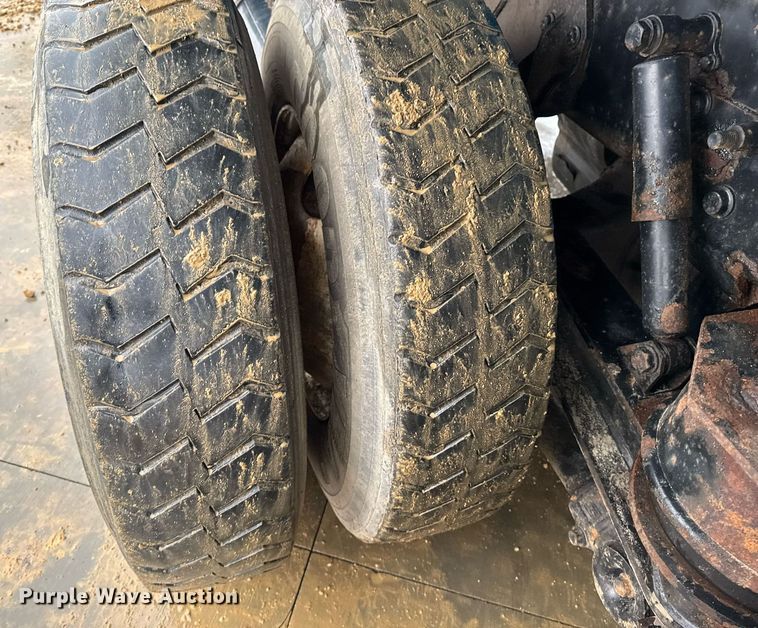 image for item EG7113 2006 Freighltiner Business Class M2 refuse truck