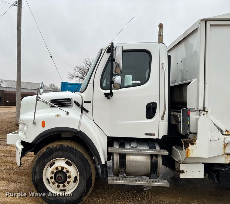 image for item EG7114 2006 Freightliner Business Class M2 refuse truck