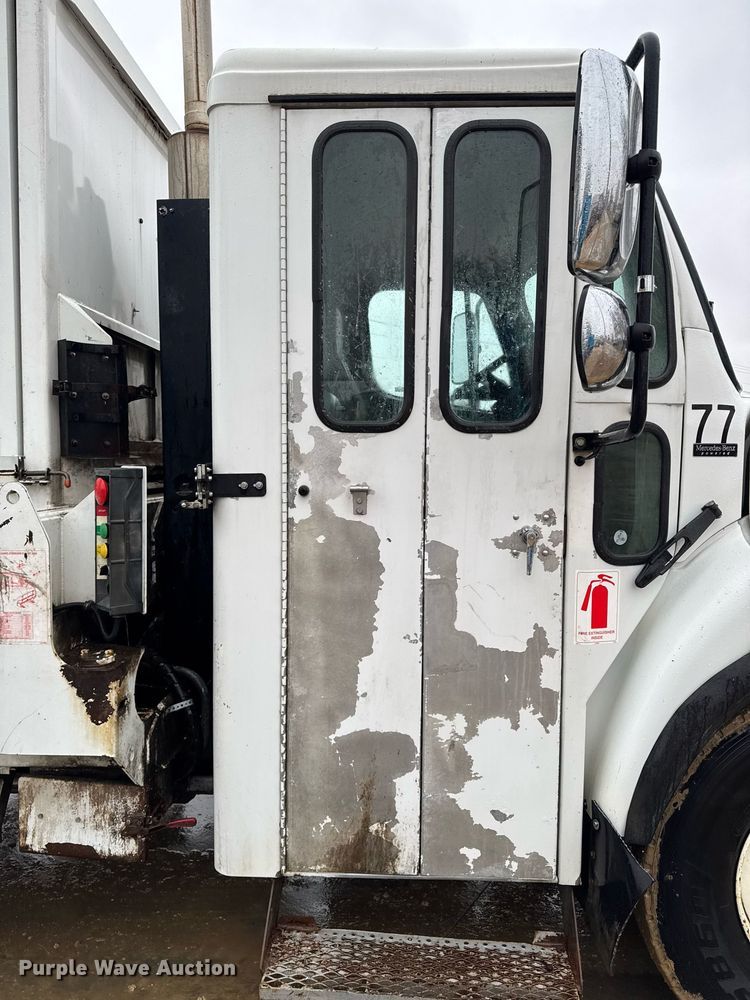 image for item EG7114 2006 Freightliner Business Class M2 refuse truck