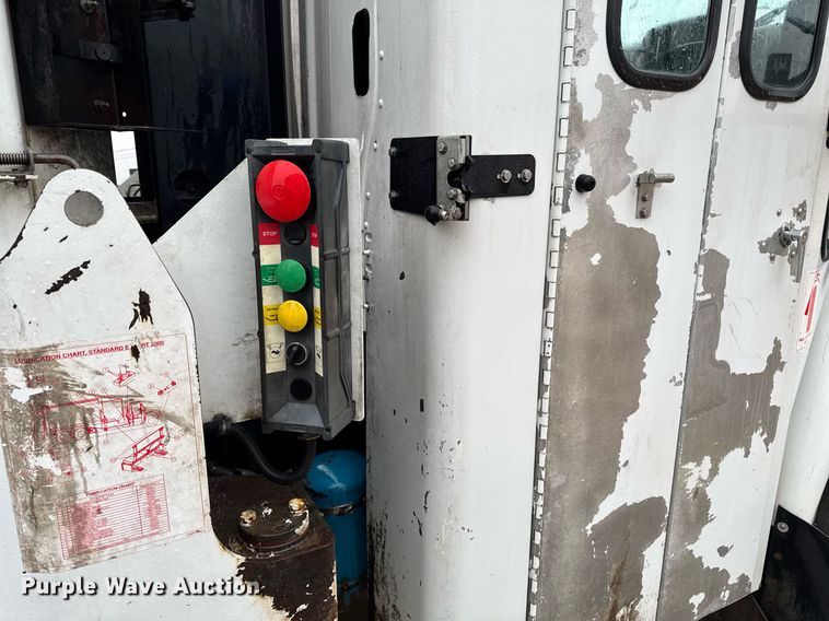 image for item EG7114 2006 Freightliner Business Class M2 refuse truck