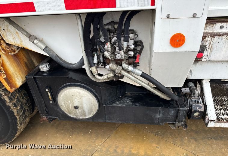 image for item EG7114 2006 Freightliner Business Class M2 refuse truck