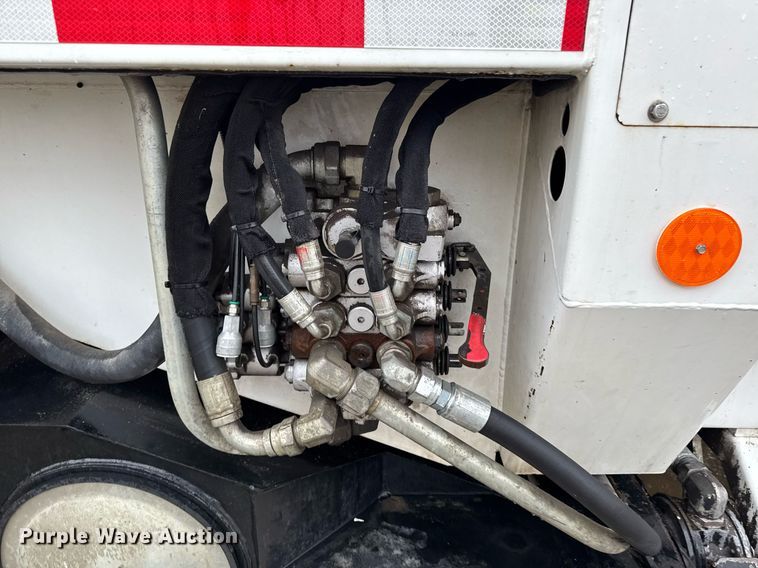 image for item EG7114 2006 Freightliner Business Class M2 refuse truck