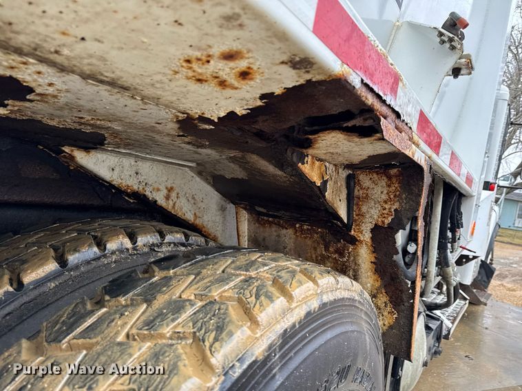 image for item EG7114 2006 Freightliner Business Class M2 refuse truck