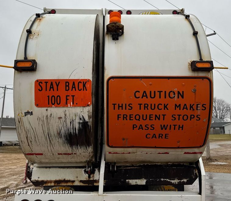 image for item EG7114 2006 Freightliner Business Class M2 refuse truck