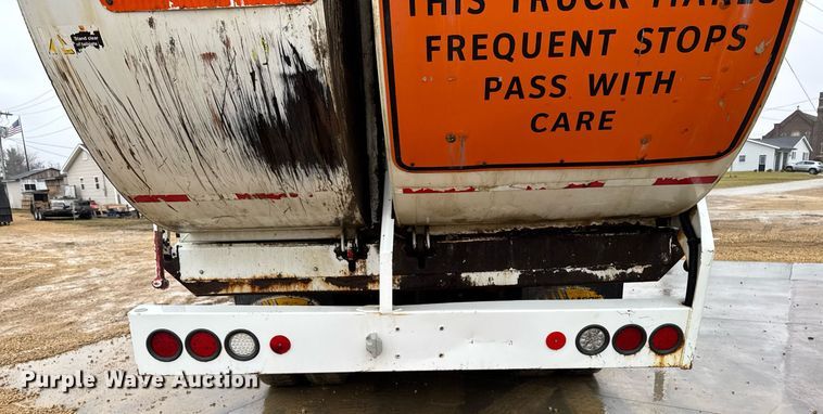 image for item EG7114 2006 Freightliner Business Class M2 refuse truck