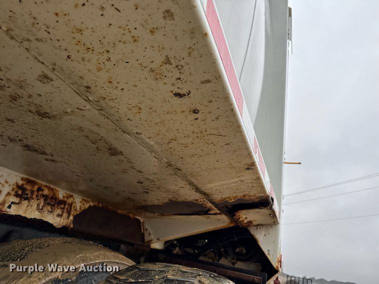 image for item EG7114 2006 Freightliner Business Class M2 refuse truck