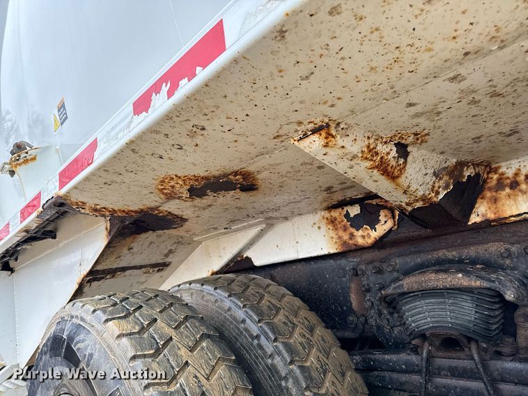 image for item EG7114 2006 Freightliner Business Class M2 refuse truck