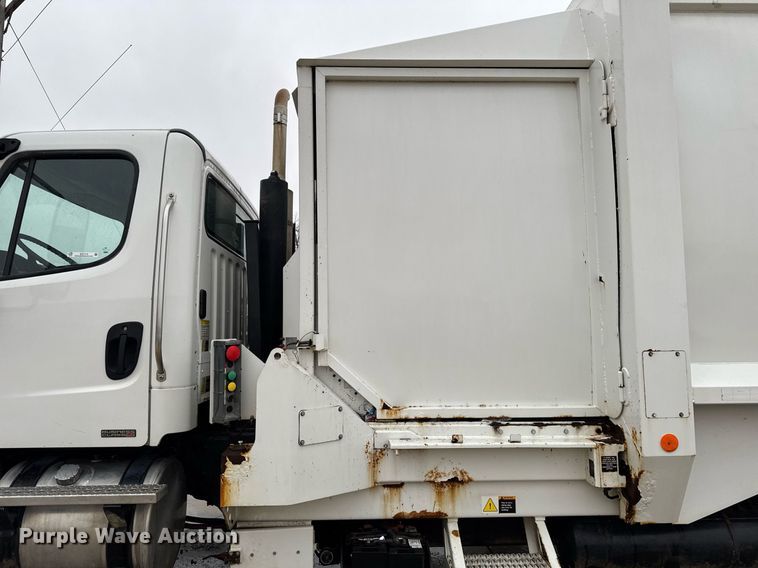 image for item EG7114 2006 Freightliner Business Class M2 refuse truck