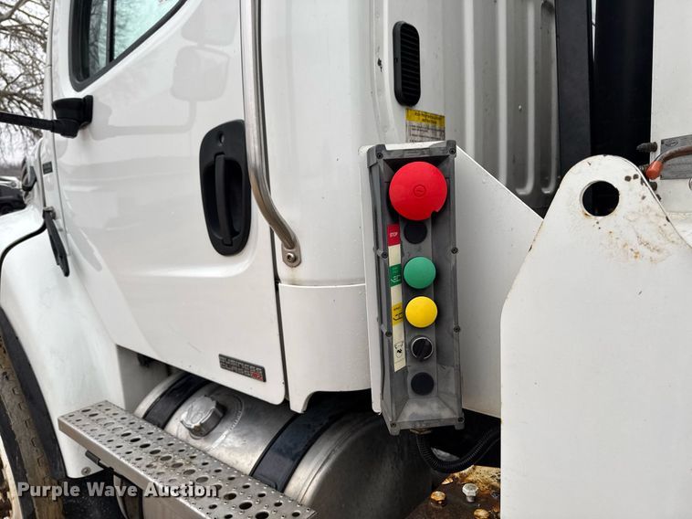 image for item EG7114 2006 Freightliner Business Class M2 refuse truck