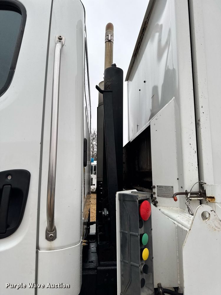 image for item EG7114 2006 Freightliner Business Class M2 refuse truck