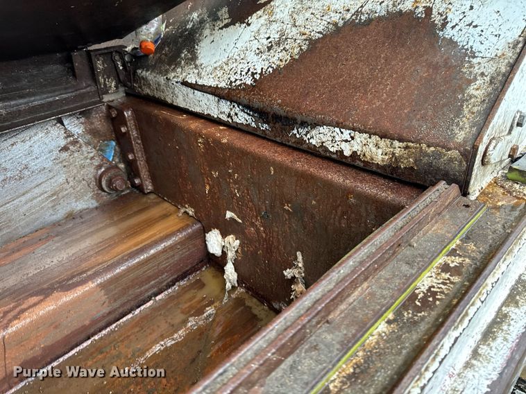 image for item EG7114 2006 Freightliner Business Class M2 refuse truck