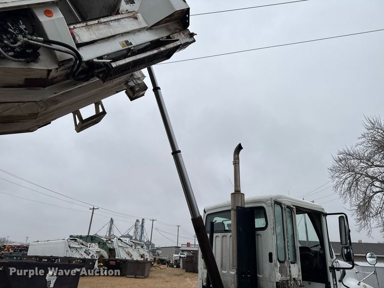 image for item EG7114 2006 Freightliner Business Class M2 refuse truck