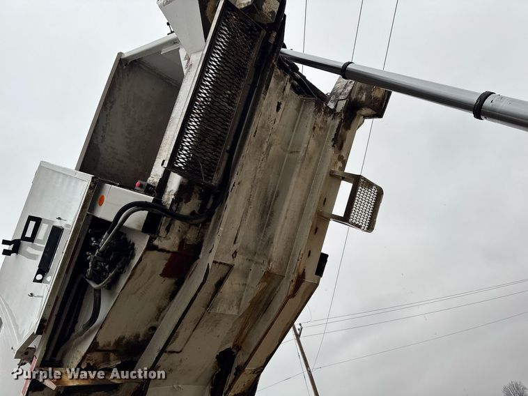 image for item EG7114 2006 Freightliner Business Class M2 refuse truck