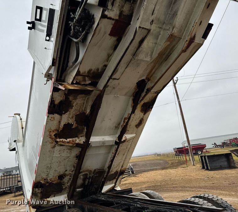 image for item EG7114 2006 Freightliner Business Class M2 refuse truck