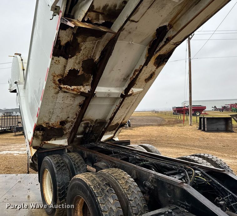 image for item EG7114 2006 Freightliner Business Class M2 refuse truck