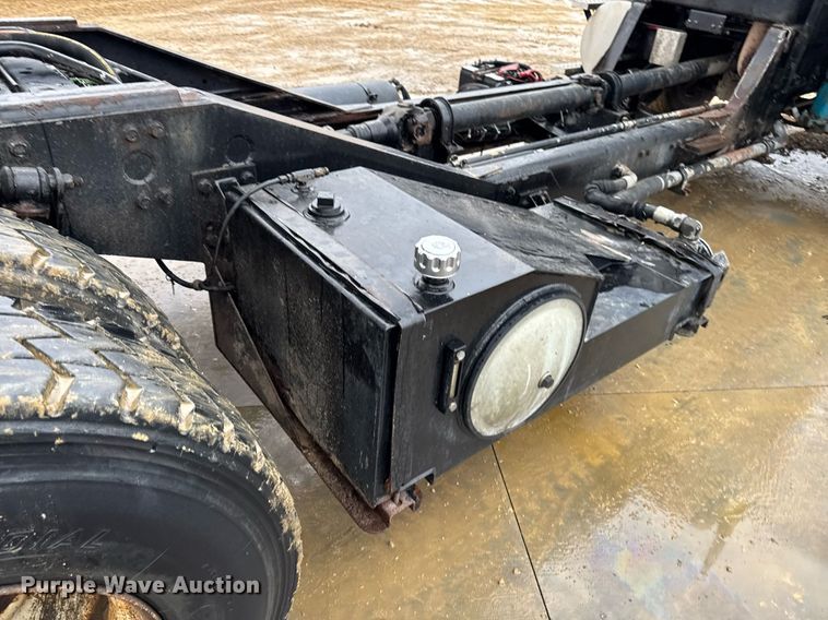 image for item EG7114 2006 Freightliner Business Class M2 refuse truck