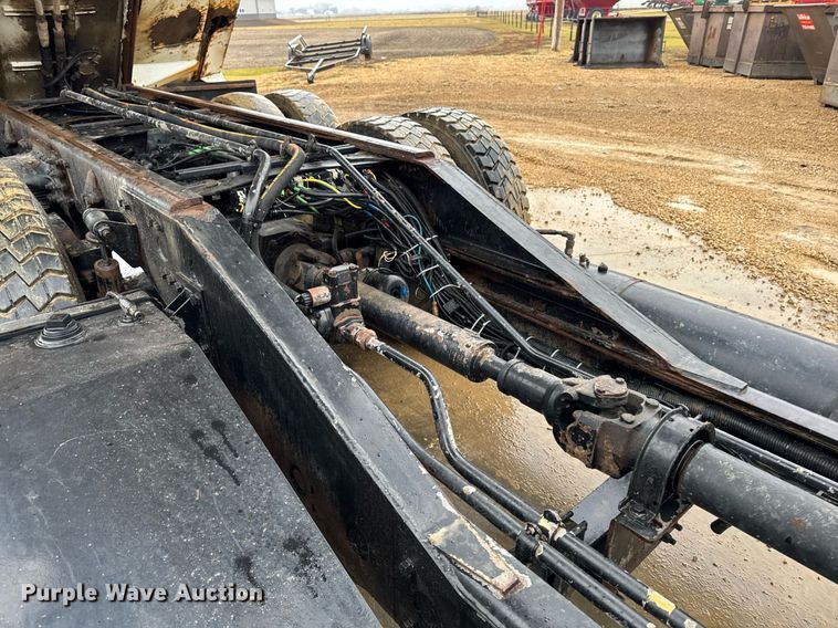 image for item EG7114 2006 Freightliner Business Class M2 refuse truck