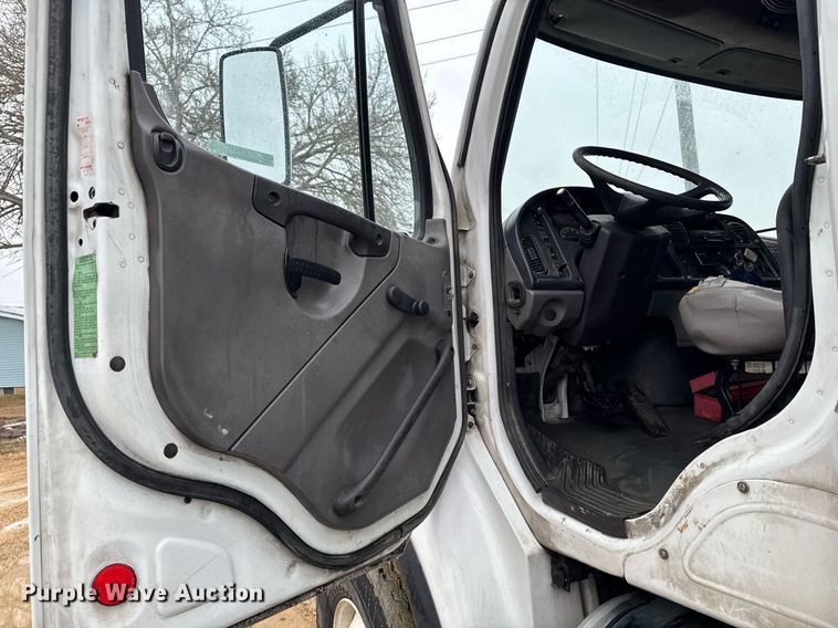 image for item EG7114 2006 Freightliner Business Class M2 refuse truck