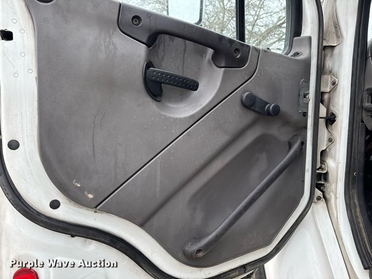 image for item EG7114 2006 Freightliner Business Class M2 refuse truck