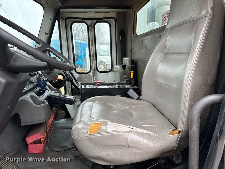 image for item EG7114 2006 Freightliner Business Class M2 refuse truck