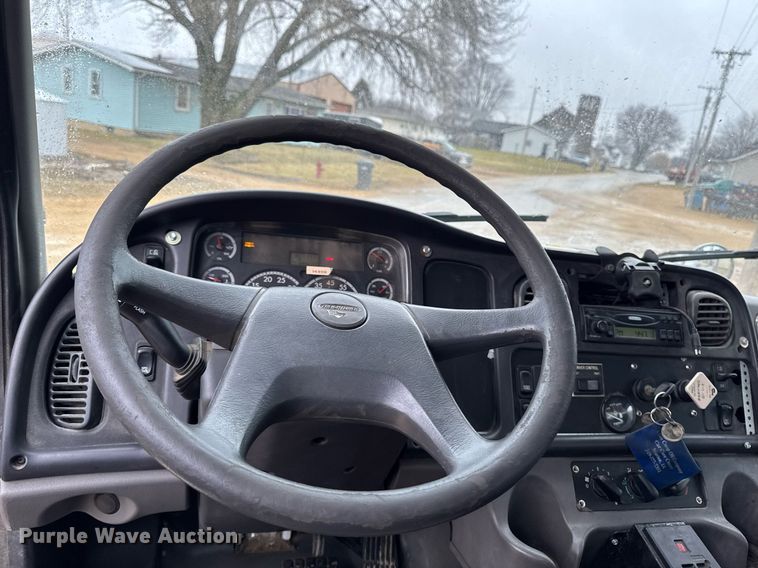 image for item EG7114 2006 Freightliner Business Class M2 refuse truck