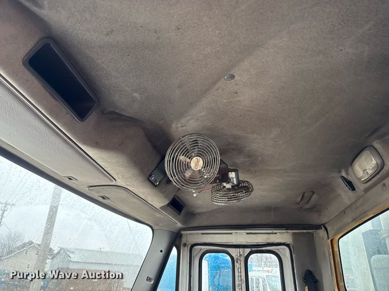 image for item EG7114 2006 Freightliner Business Class M2 refuse truck