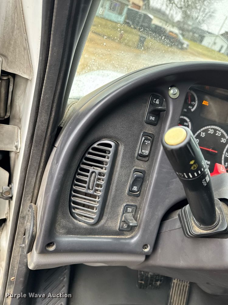 image for item EG7114 2006 Freightliner Business Class M2 refuse truck