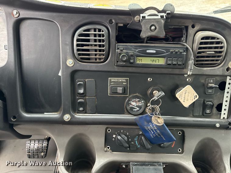 image for item EG7114 2006 Freightliner Business Class M2 refuse truck