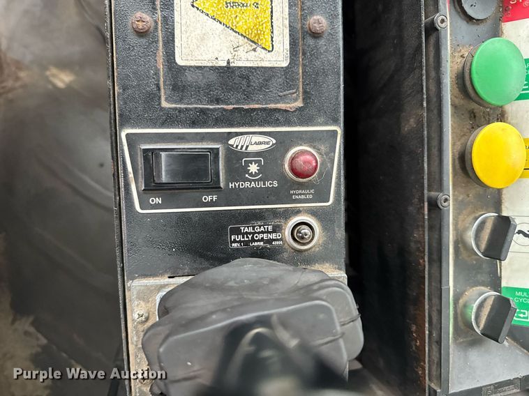 image for item EG7114 2006 Freightliner Business Class M2 refuse truck