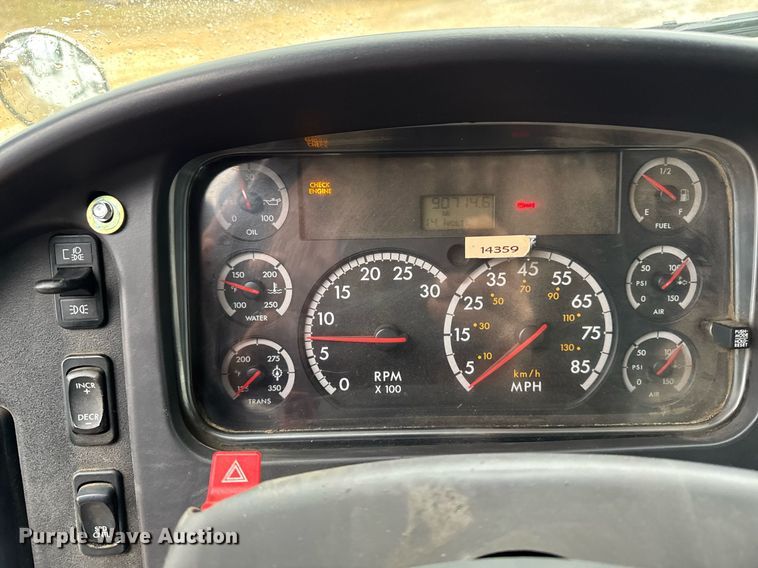 image for item EG7114 2006 Freightliner Business Class M2 refuse truck