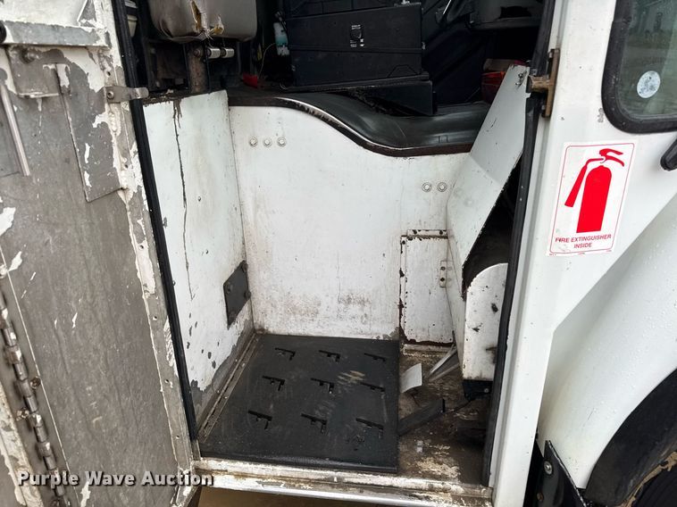 image for item EG7114 2006 Freightliner Business Class M2 refuse truck