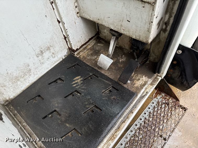 image for item EG7114 2006 Freightliner Business Class M2 refuse truck