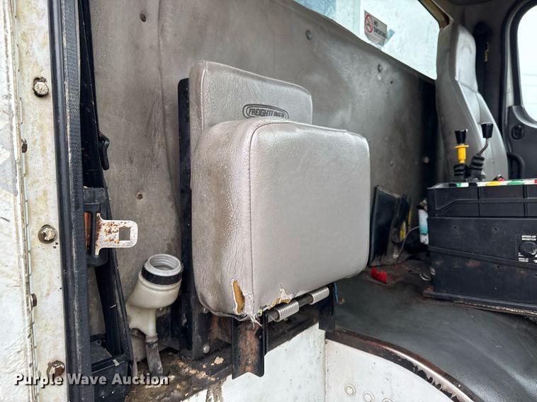 image for item EG7114 2006 Freightliner Business Class M2 refuse truck