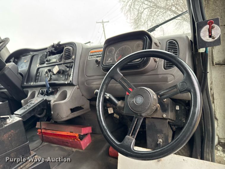 image for item EG7114 2006 Freightliner Business Class M2 refuse truck