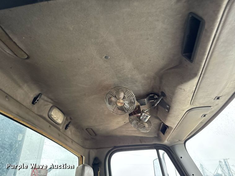 image for item EG7114 2006 Freightliner Business Class M2 refuse truck