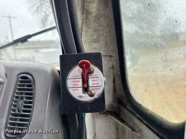 image for item EG7114 2006 Freightliner Business Class M2 refuse truck